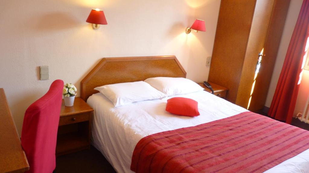 Hotel-Restaurant La P'Tite Auberge Lillebonne Cameră foto